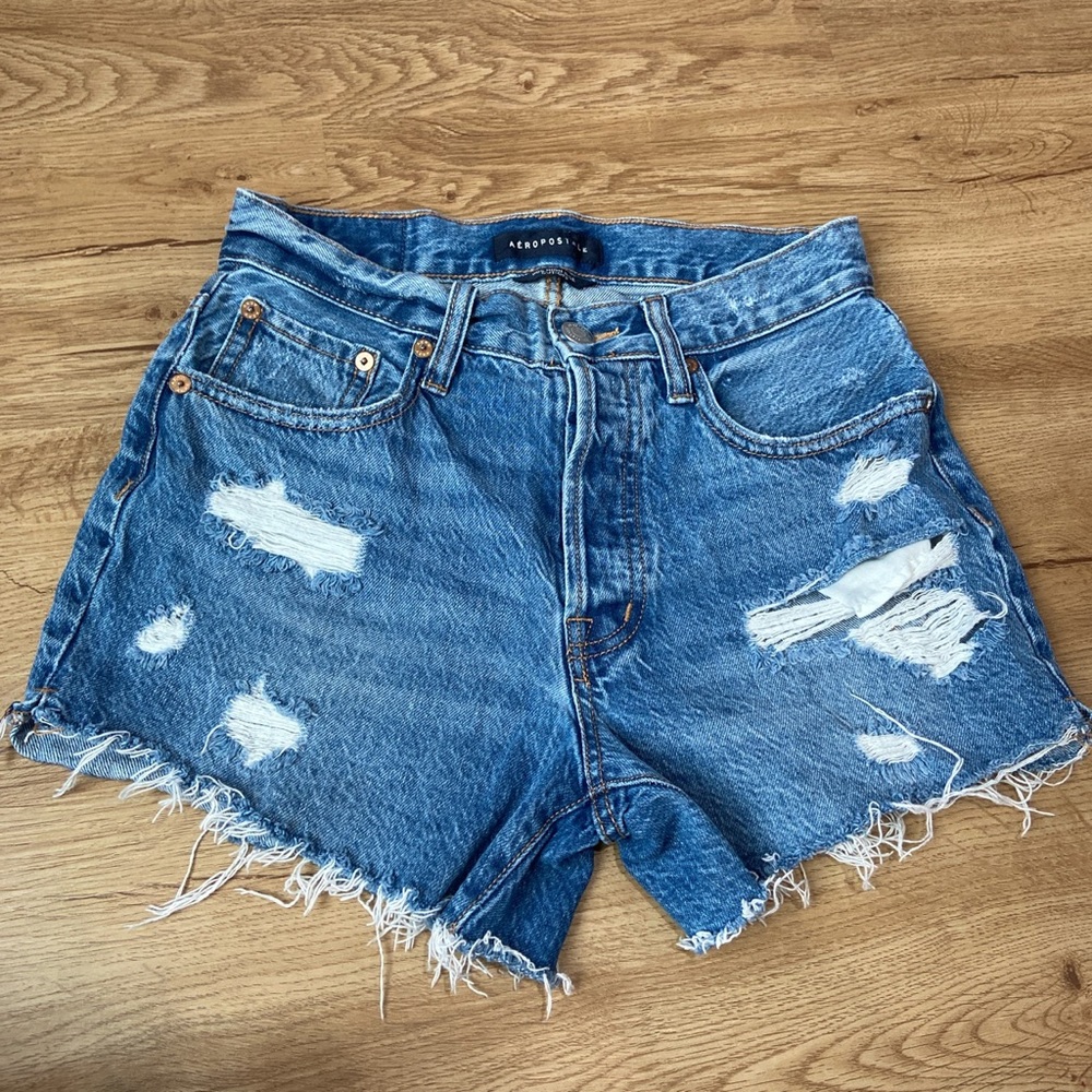 90’s High-Rise cut off jean shorts 
Brand: Areopostale
#90’s #rippedjeans #jorts